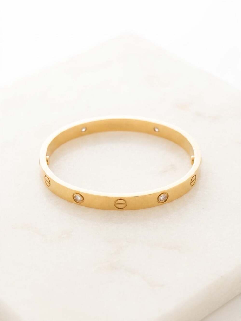 Trendy Fashion bangle with screw motif and 4 zircon stones.